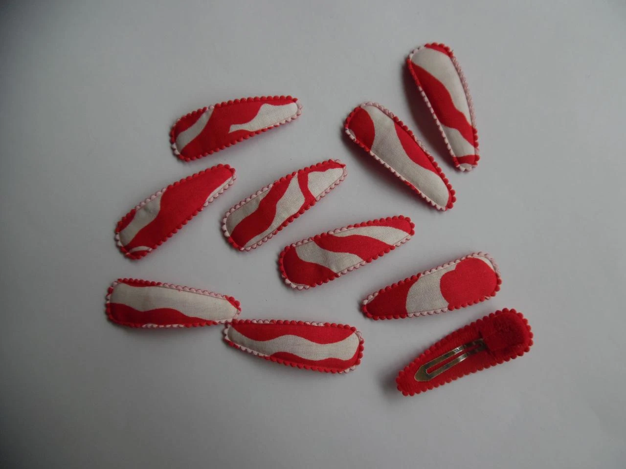 Partij 10 haarspeldjes 5 cm wit met rode zebra print